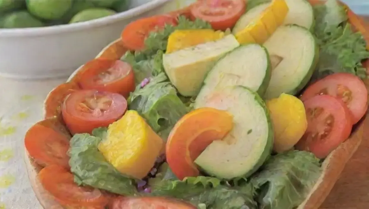 Una colorida y fresca ensalada en un patio soleado, acompañada de risas y aromas