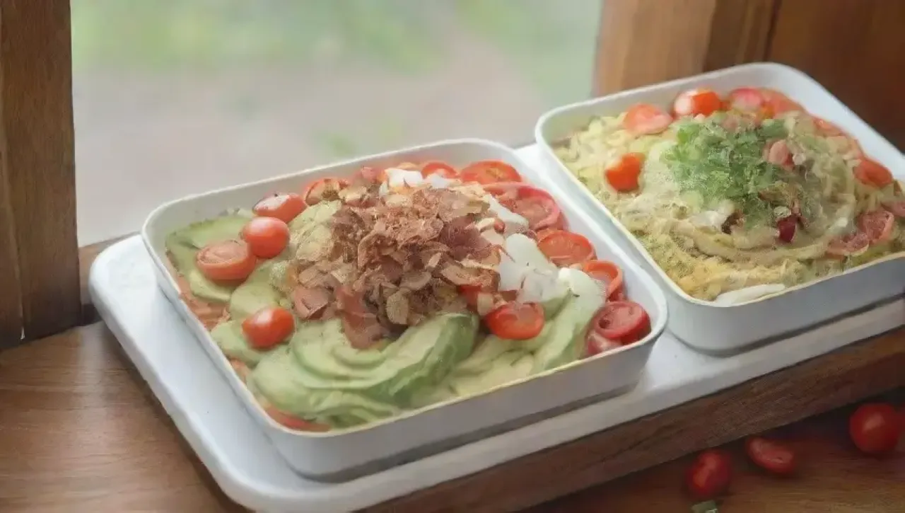Una cocina acogedora llena de ingredientes frescos y una familia feliz celebrando la salud
