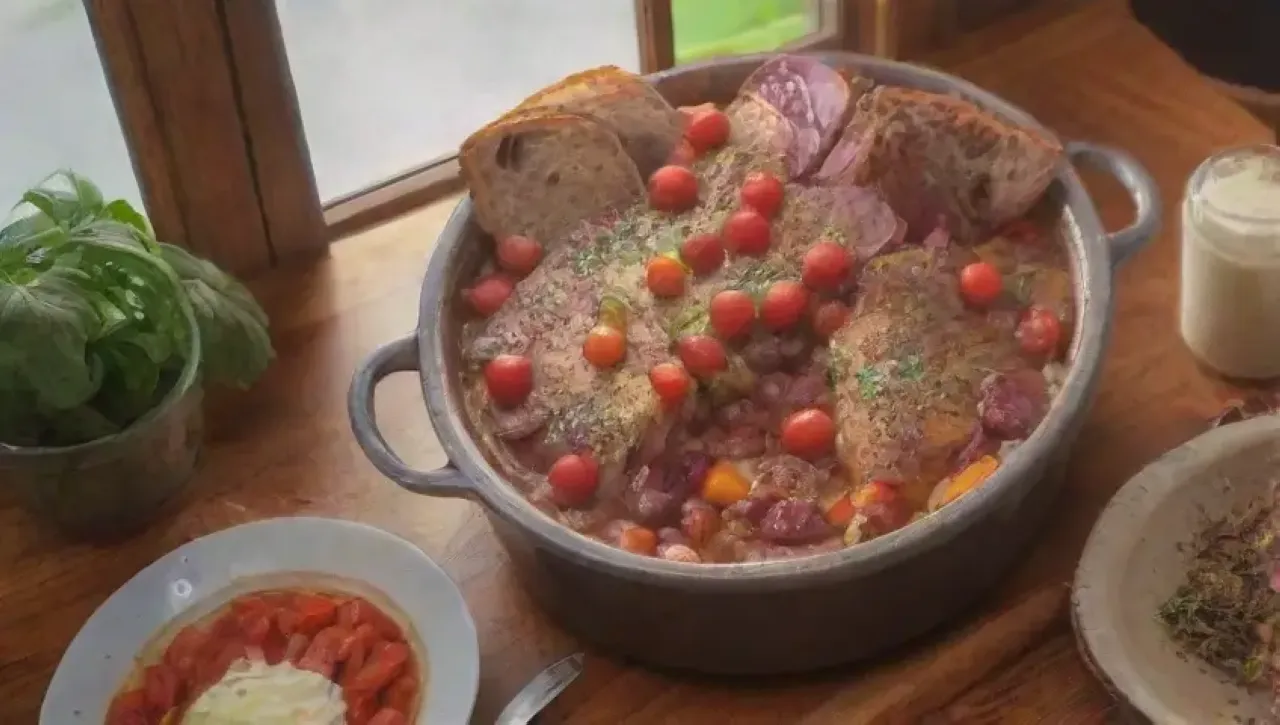 Una familia se reúne alrededor de una mesa llena de comida deliciosa y risas