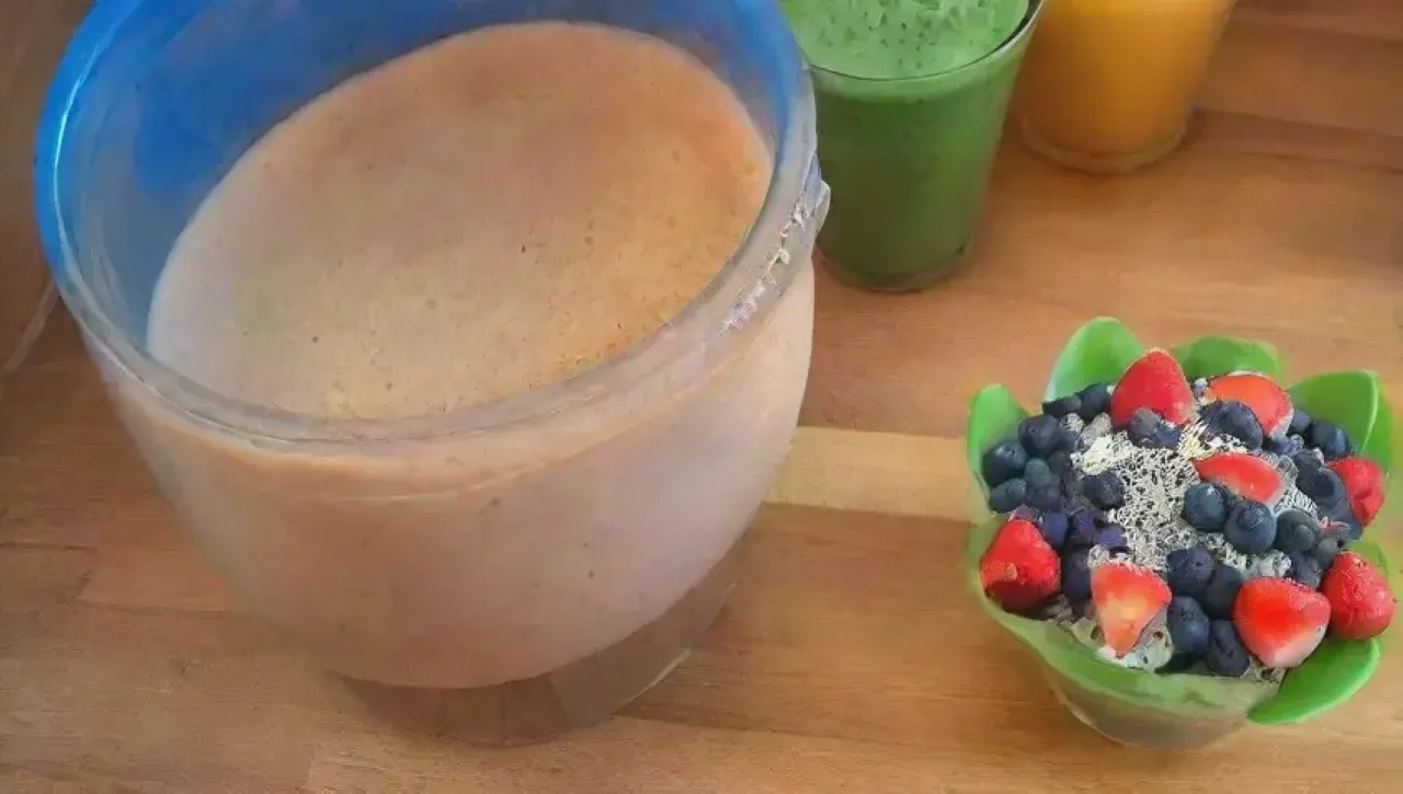 Una cocina alegre y colorida llena de frutas frescas y batidos