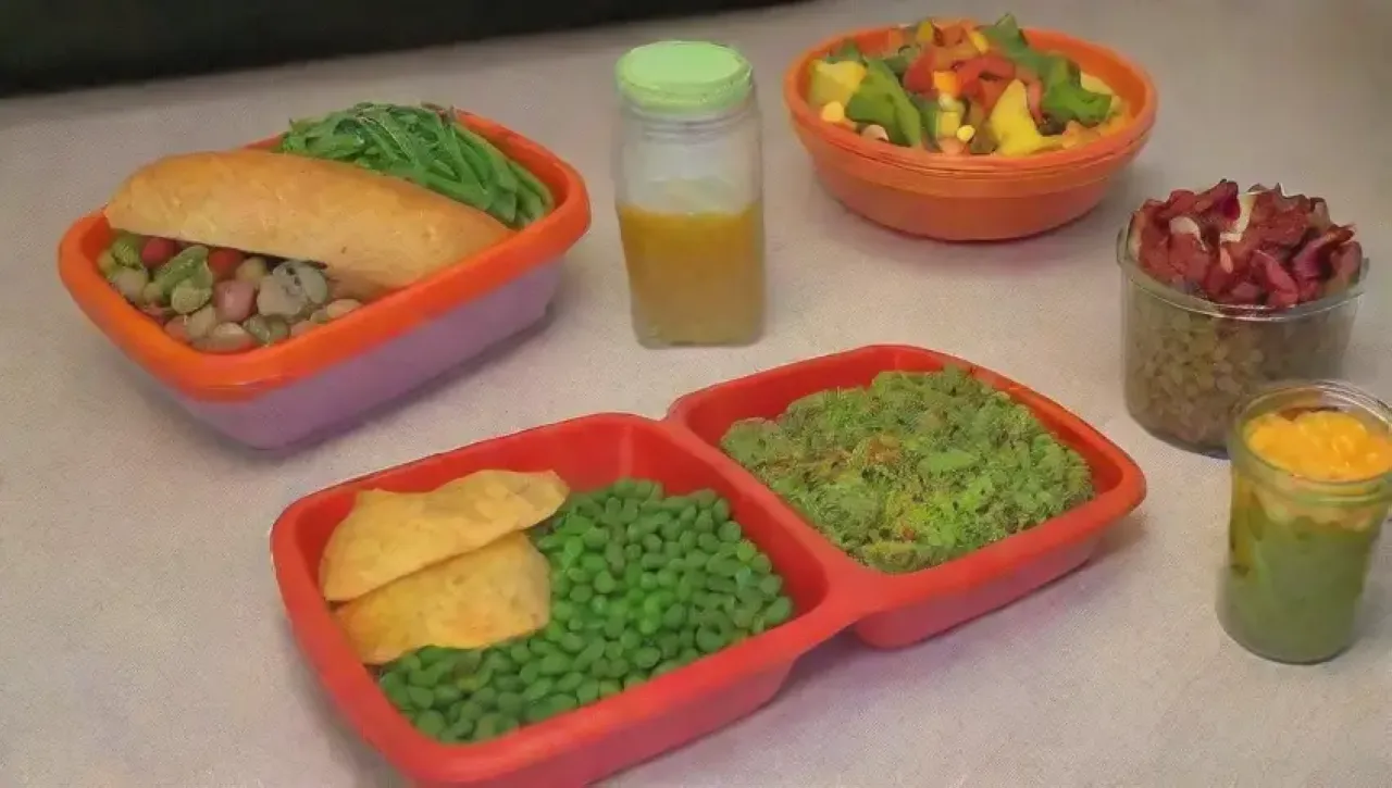 Un ambiente acogedor y colorido lleno de alimentos frescos y elementos de trabajo