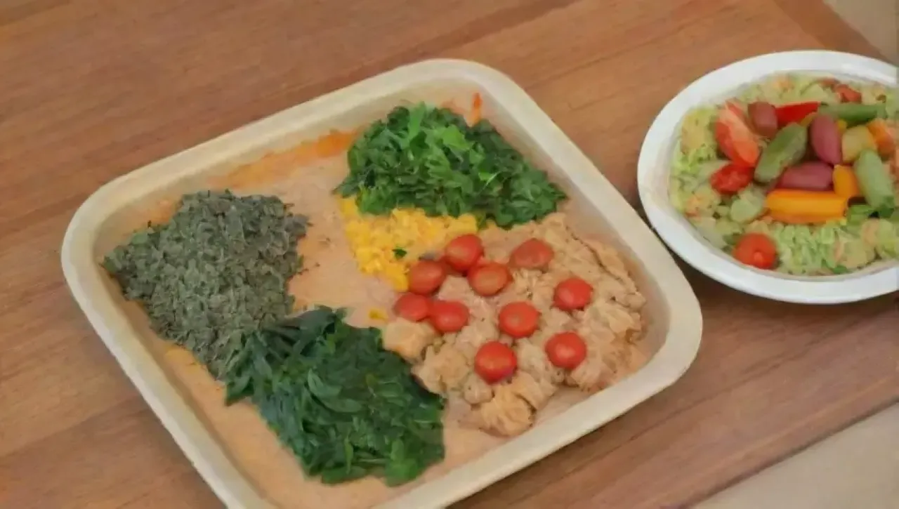 Platos vibrantes y saludables con quinoa, pollo, verduras frescas y presentación atractiva
