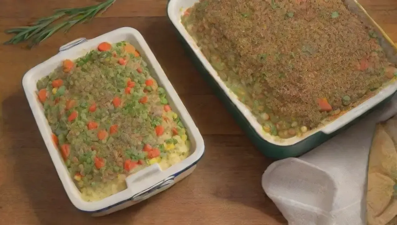 Un plato colorido y acogedor de lentejas con hierbas frescas y un ambiente familiar cálido