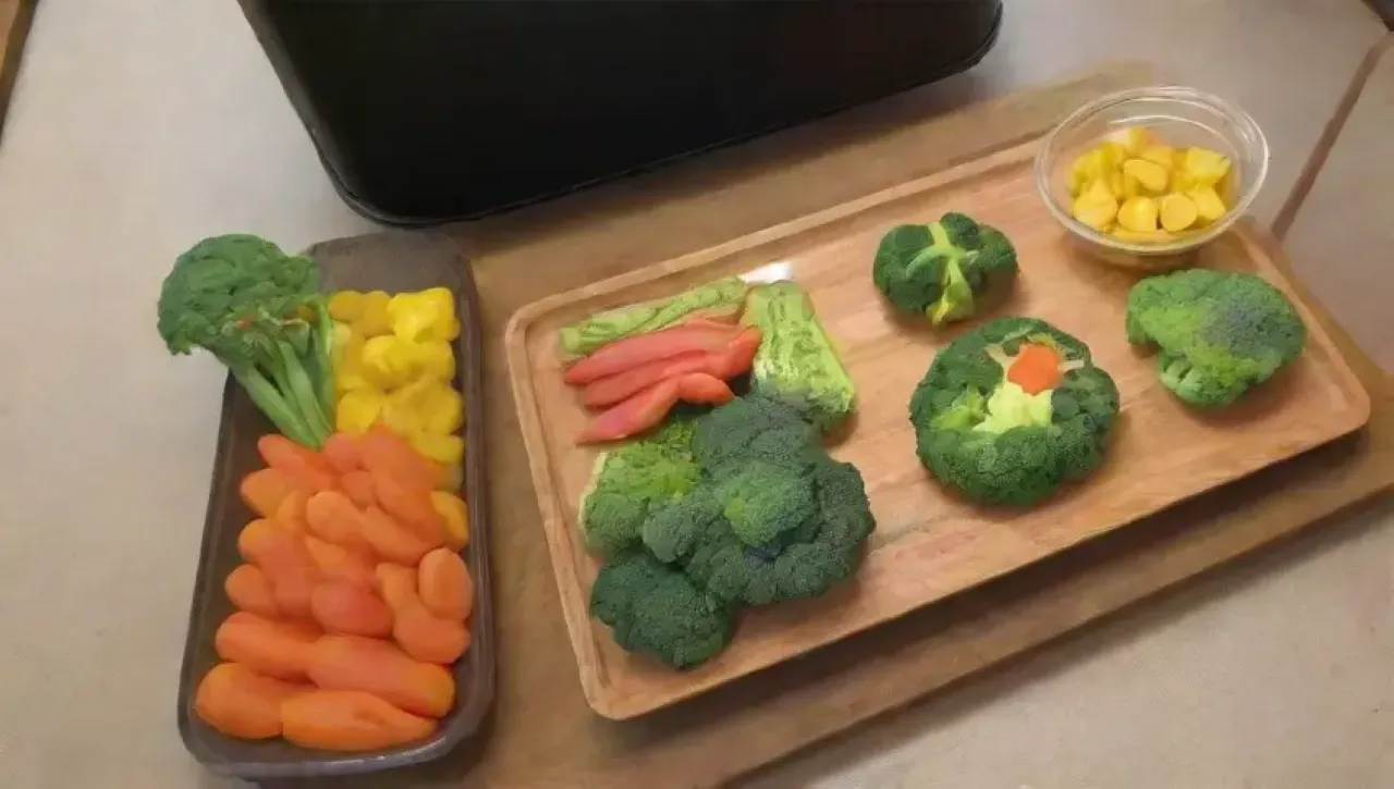 Una familia disfruta de una colorida comida en una cálida cocina