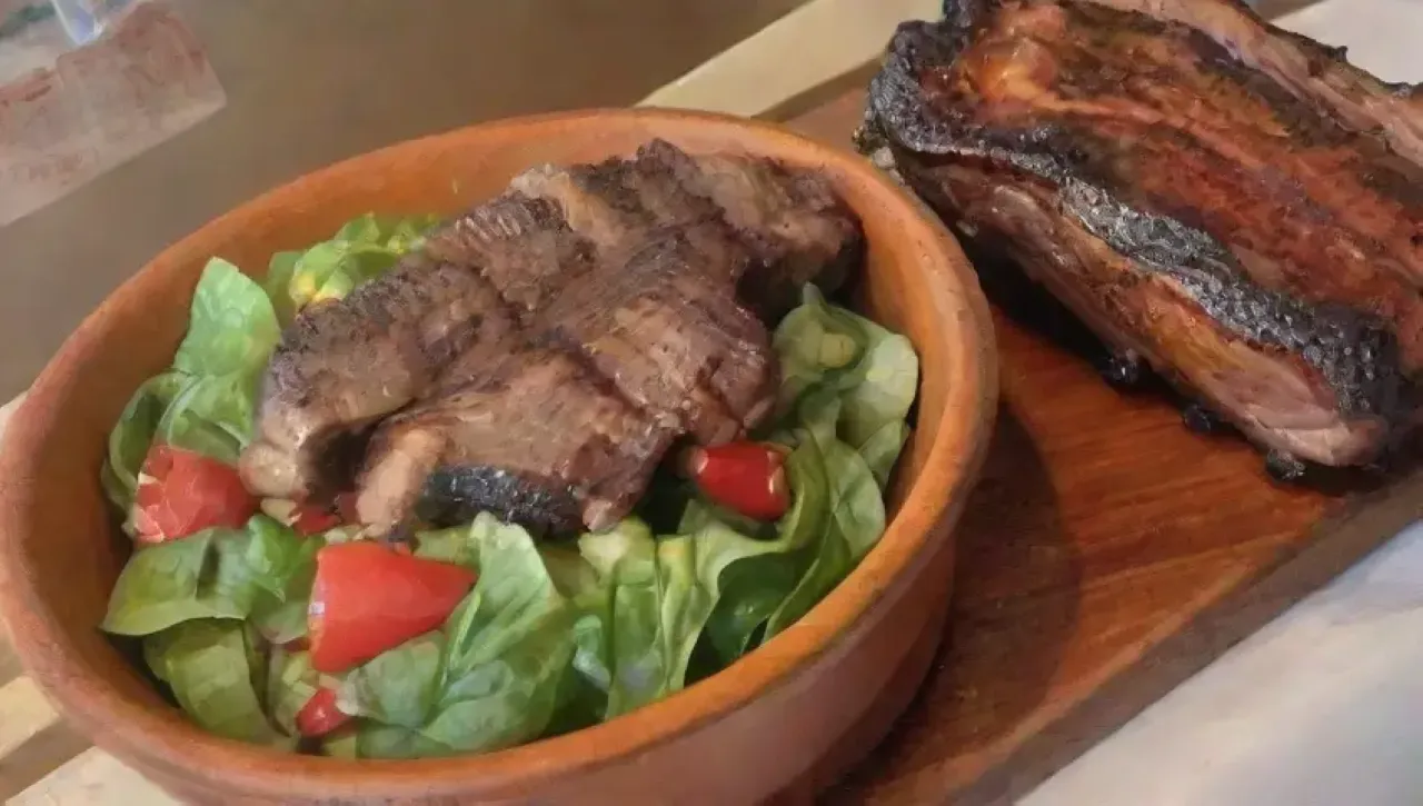 Costillas de cerdo glaseadas y ahumadas, acompañadas de ensalada y risas familiares en un cálido hogar