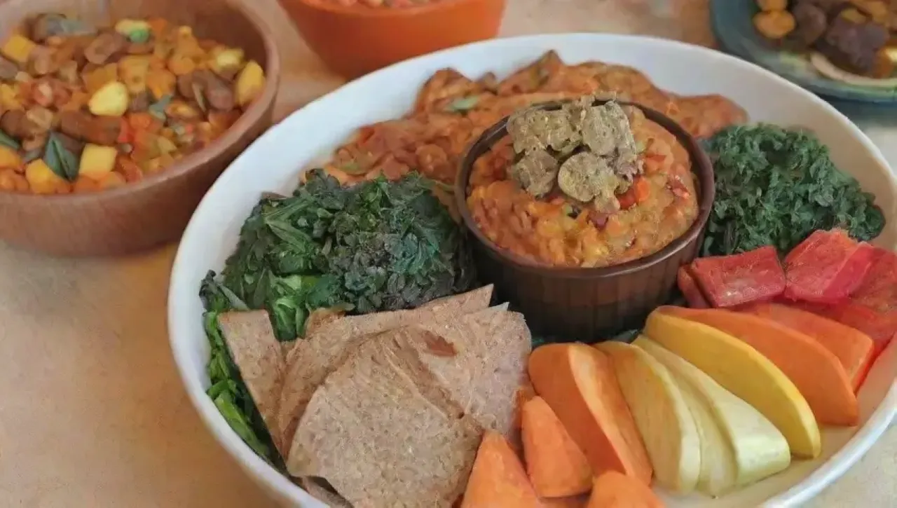Una mesa rústica llena de coloridos aperitivos saludables y deliciosos