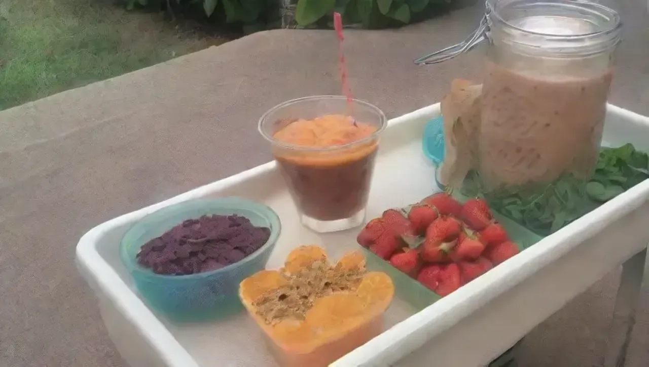 Desayuno saludable y colorido con frutas, yogur y granola en una cocina luminosa