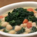Sopa de frijoles blancos y col rizada: receta llena de sabor