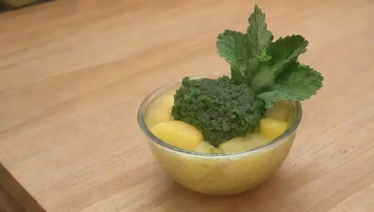 Un refrescante batido de col rizada y piña en una cocina alegre y luminosa
