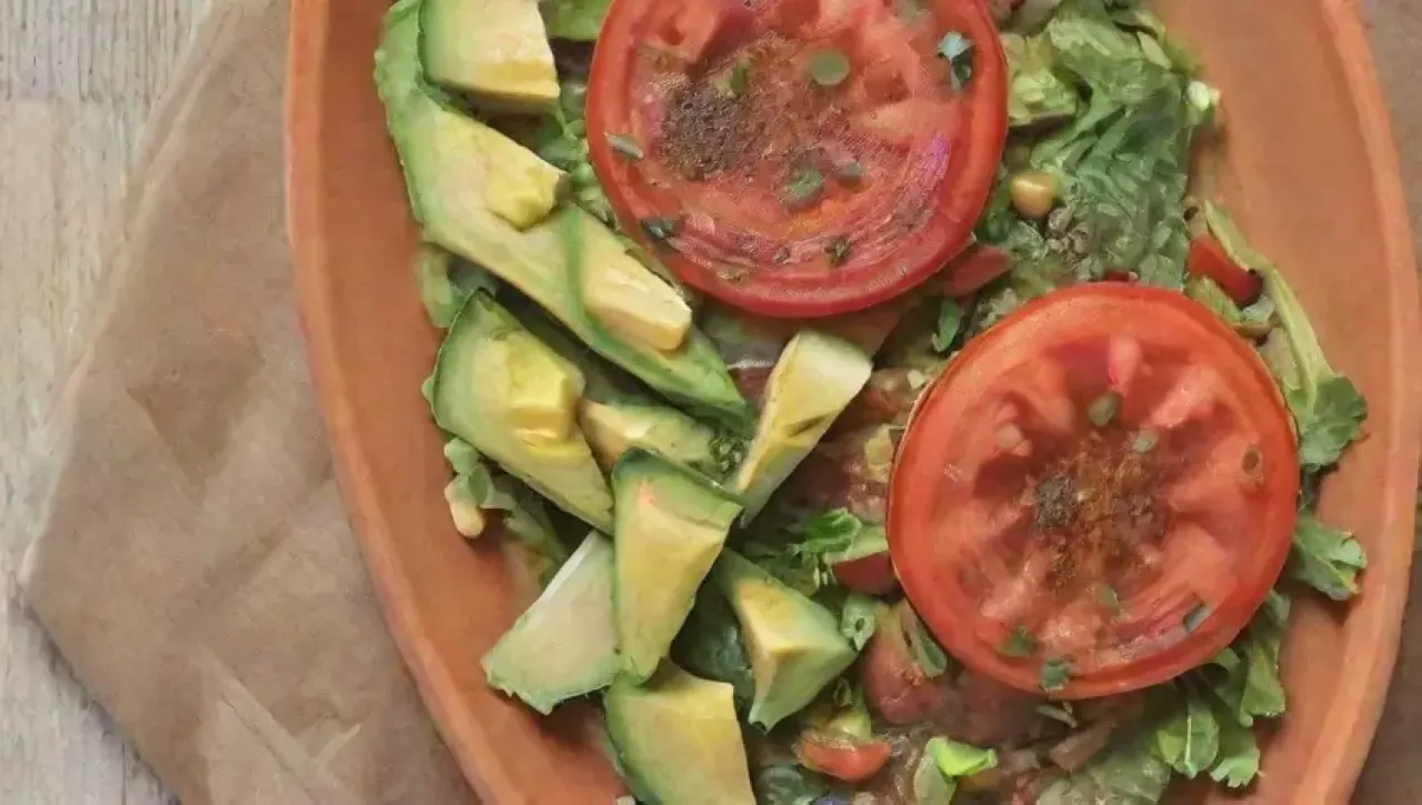 En un plato vibrante se combinan lechuga fresca, pollo a la parrilla, tomates, aguacate, limón, cilantro, salsa y especias, todo en una cocina acogedora