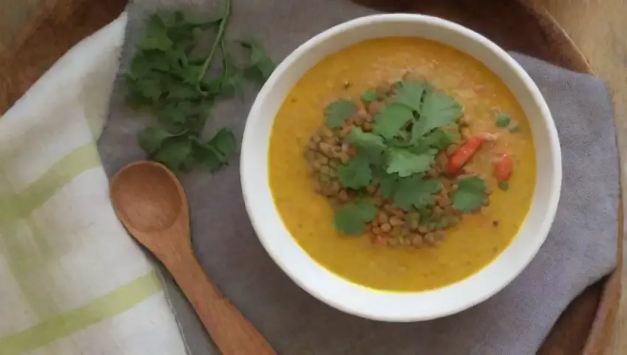 Sopa colorida y aromática con lentejas verdes, curry, leche de coco y especias
