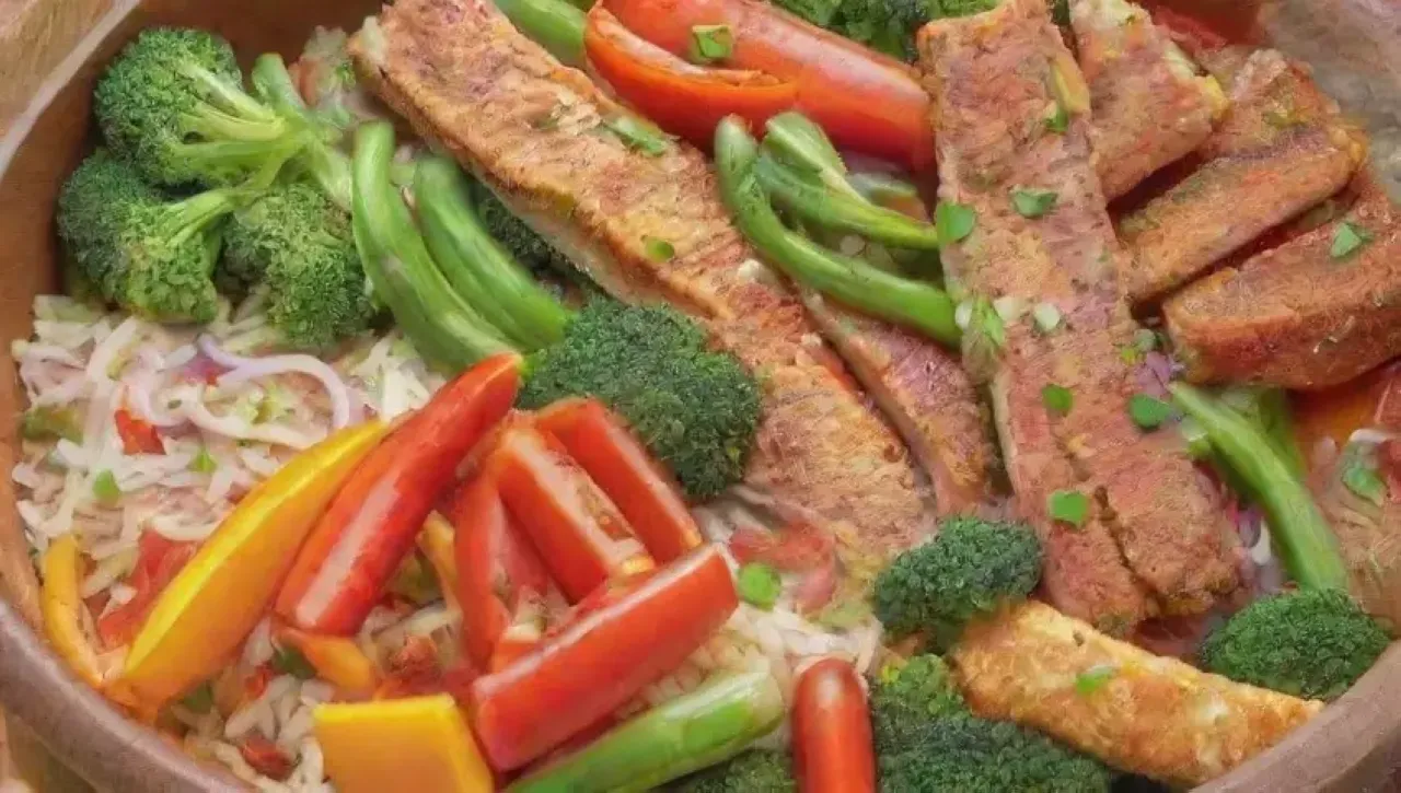 Una cocina vibrante y colorida con un salteado rápido de verduras frescas y pollo