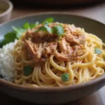 Pasta colorida y platos vibrantes con hierbas frescas y texturas deliciosas