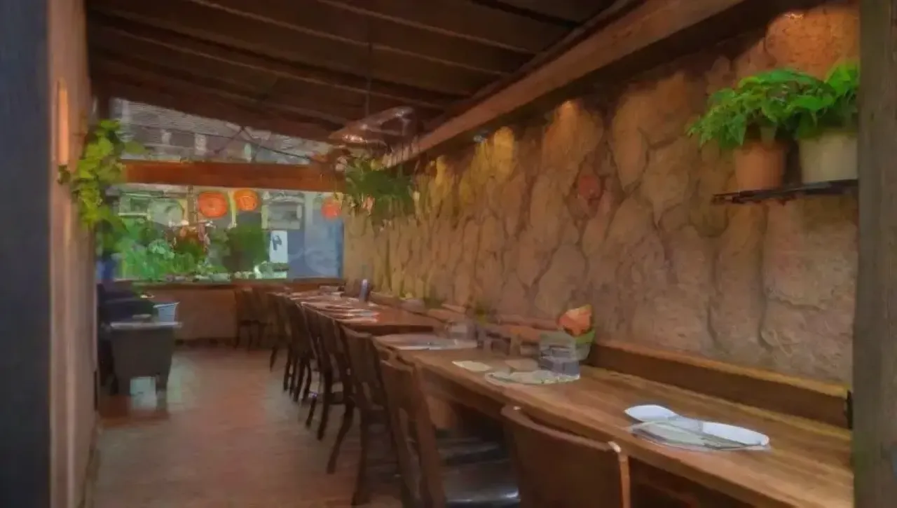 Un ambiente acogedor y vibrante invita a disfrutar de la comida y la conversación