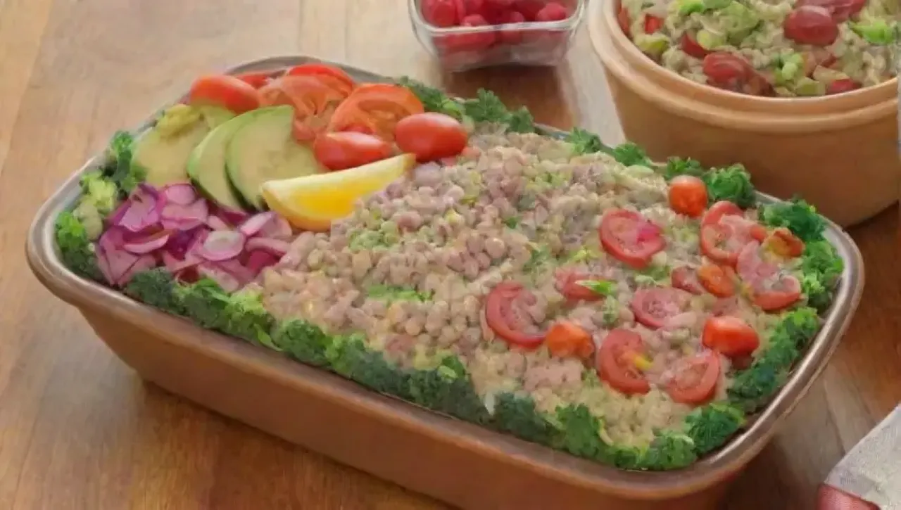 Ensalada colorida y fresca con ingredientes vibrantes y presentación acogedora