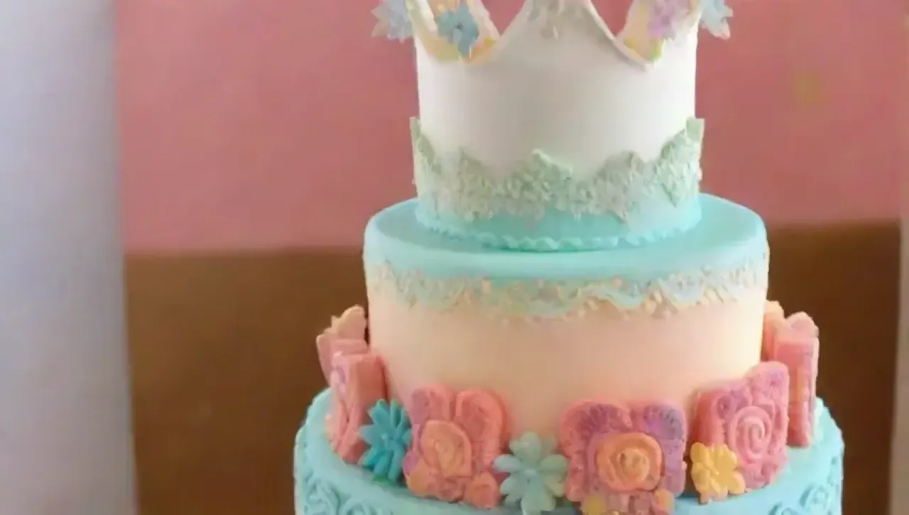 Una variedad de coloridos y delicados elementos decorativos para pasteles y cupcakes