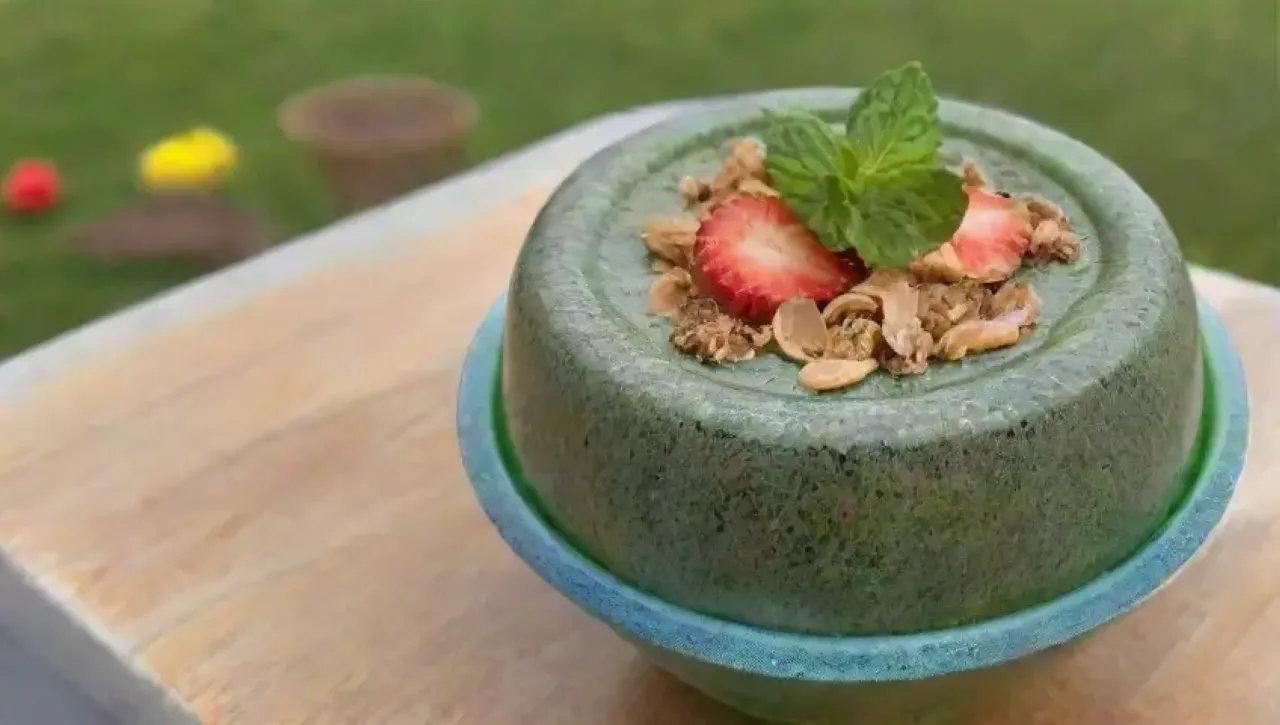 Un colorido batido de frutas se prepara en una cocina luminosa y acogedora