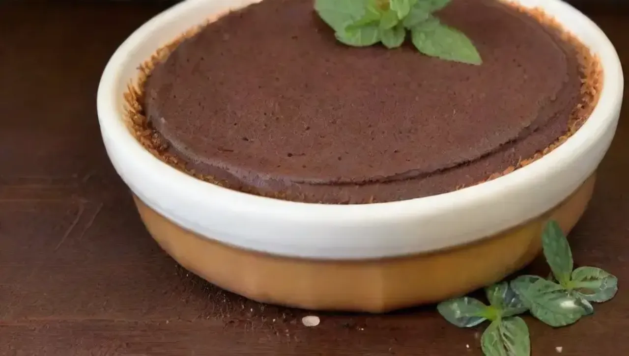 Postre elegante de mascarpone, espresso y capas de sabores con un toque de chocolate y menta