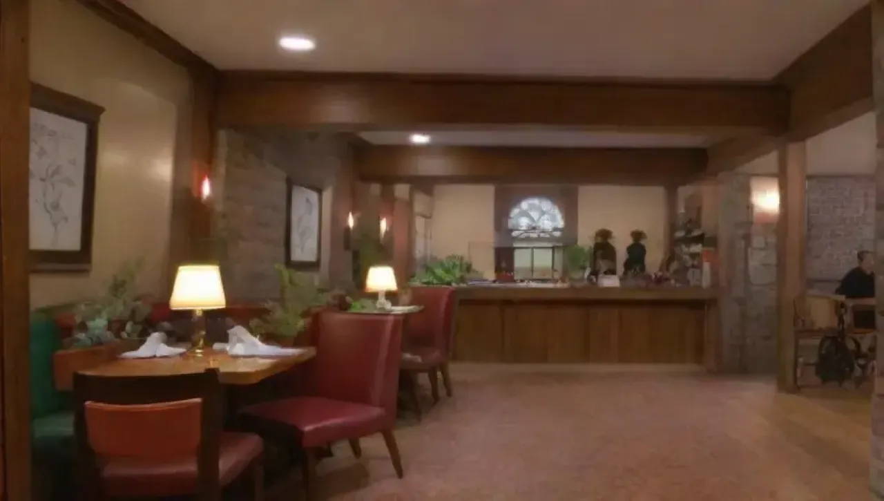Un acogedor restaurante con iluminación suave, mesas de madera, plantas verdes, arte colorido, y un ambiente animado