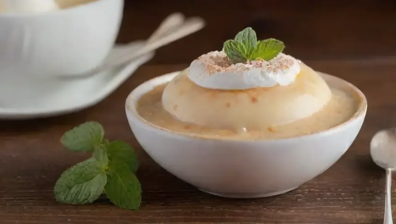 Pudín de vainilla suave y cremoso, con un toque de elegancia y aromas acogedores