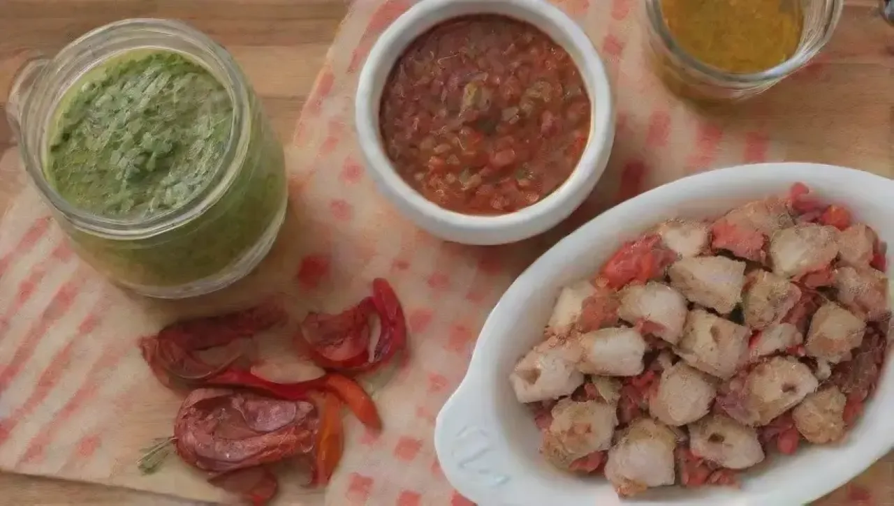 Una mesa rústica llena de especias, salsas caseras y un ambiente acogedor de cocina