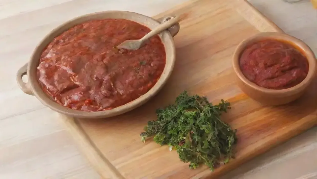 Una cocina rústica llena de ingredientes vibrantes y un chef sonriente preparando BBQ para una familia feliz