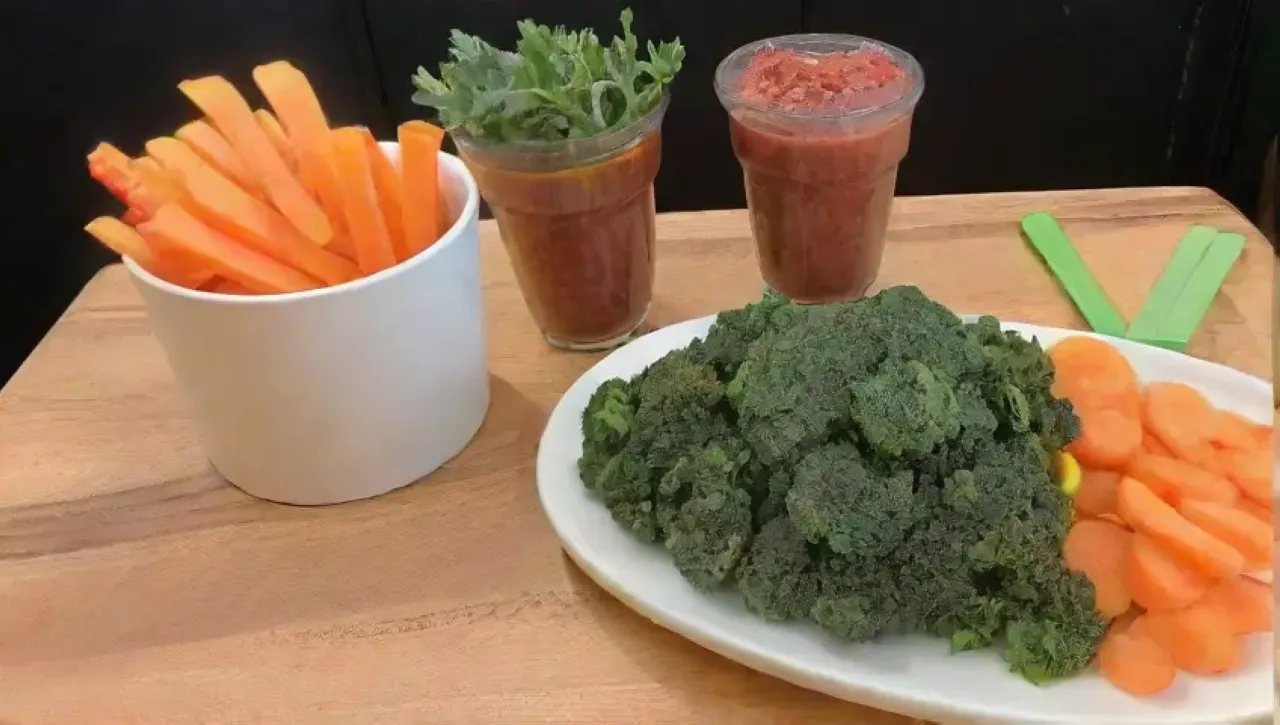 Ingredientes frescos y coloridos en una cocina alegre y saludable