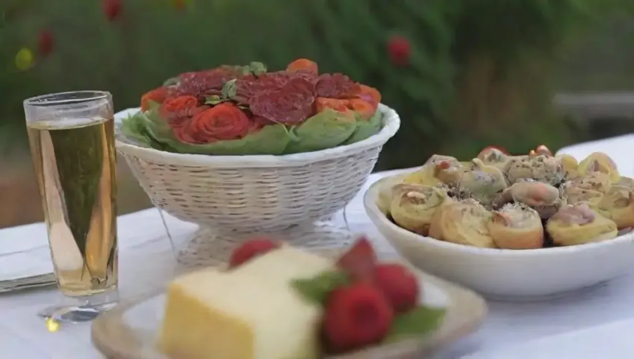 Una elegante cena con mesa decorada, comida deliciosa y un ambiente acogedor