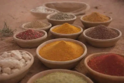 Paisajes desérticos con colores cálidos y elementos culturales vibrantes