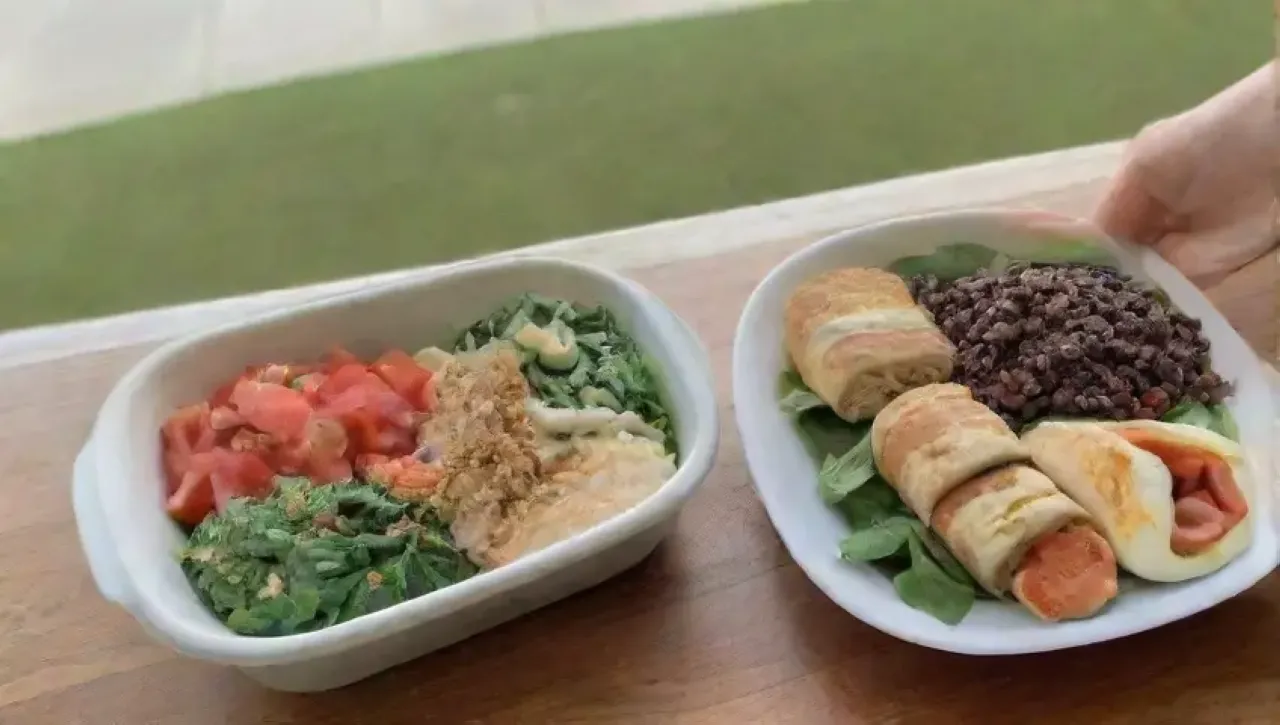 Una cocina luminosa y colorida llena de alimentos saludables y momentos familiares