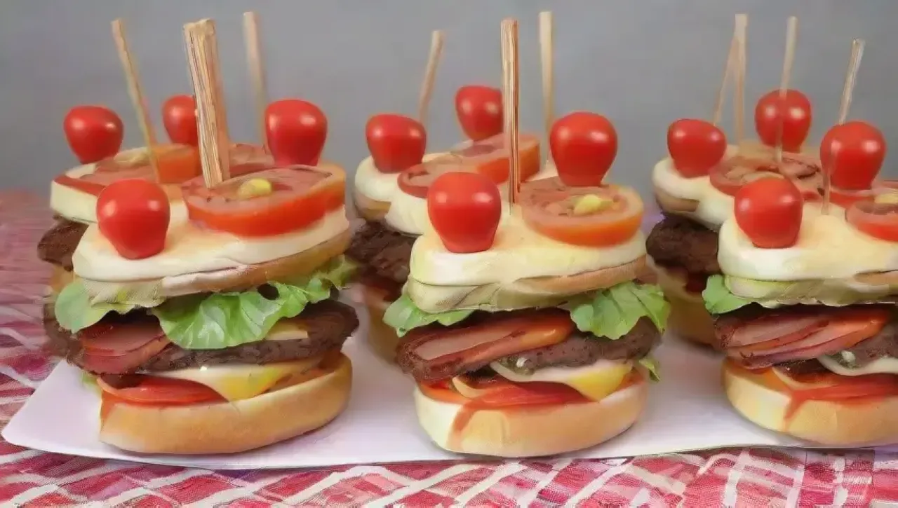 Una fiesta colorida de mini hamburguesas con amigos, risas y deliciosos sabores