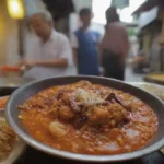 La cocina de Penang destaca por su fusión cultural y platos vibrantes como Nasi Kandar y Char Kway Teow