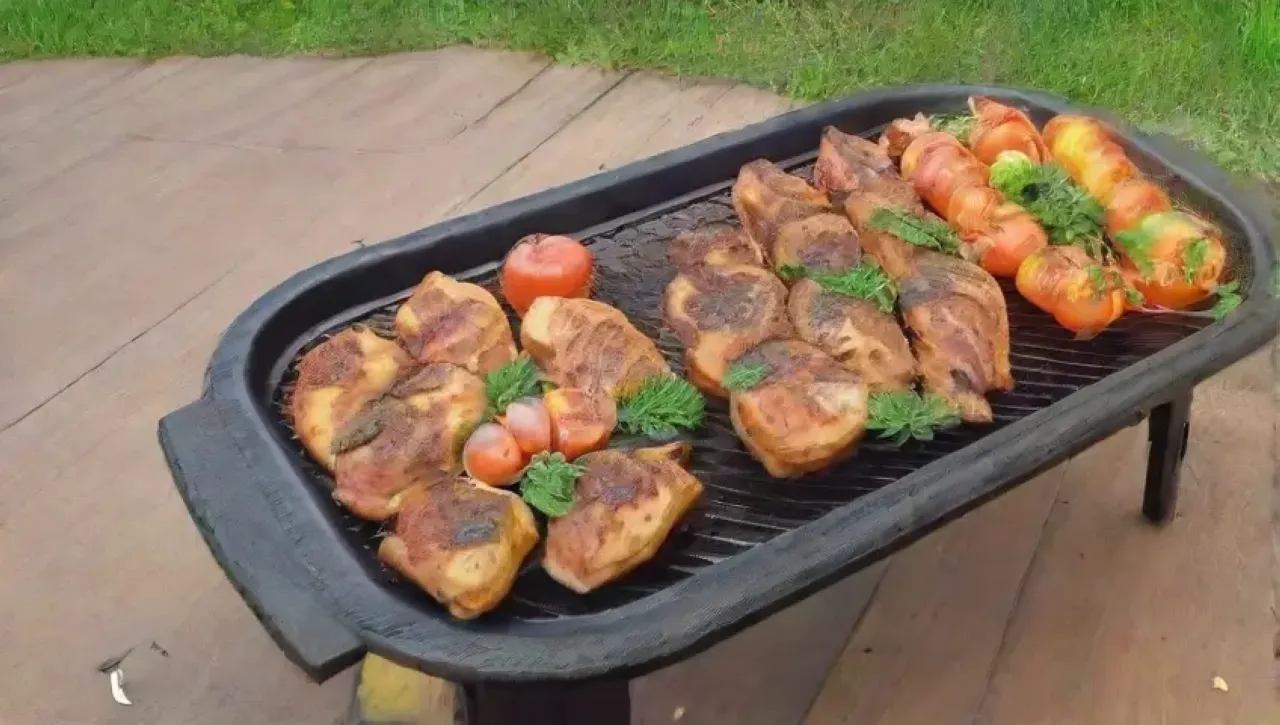 Un festín de pollo a la parrilla rodeado de amigos y coloridos acompañamientos