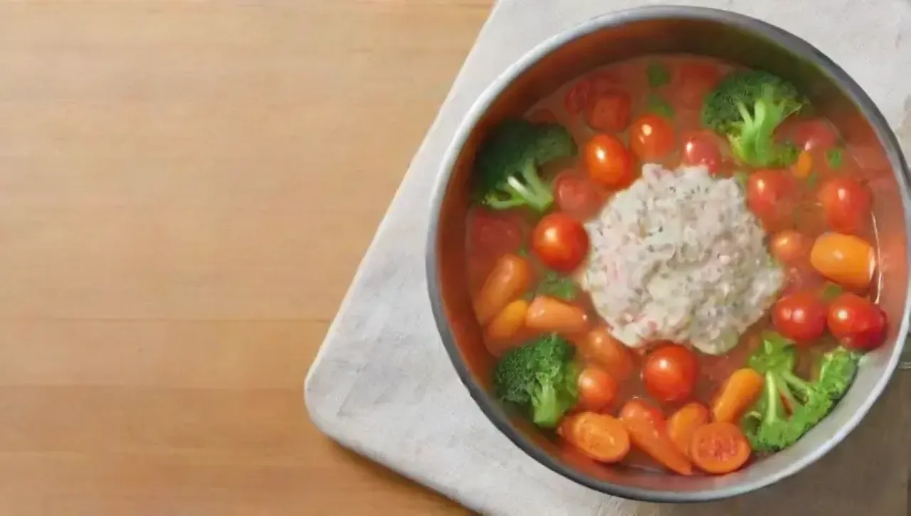 Una cocina vibrante y aromática prepara un delicioso plato con verduras, pescado y especias