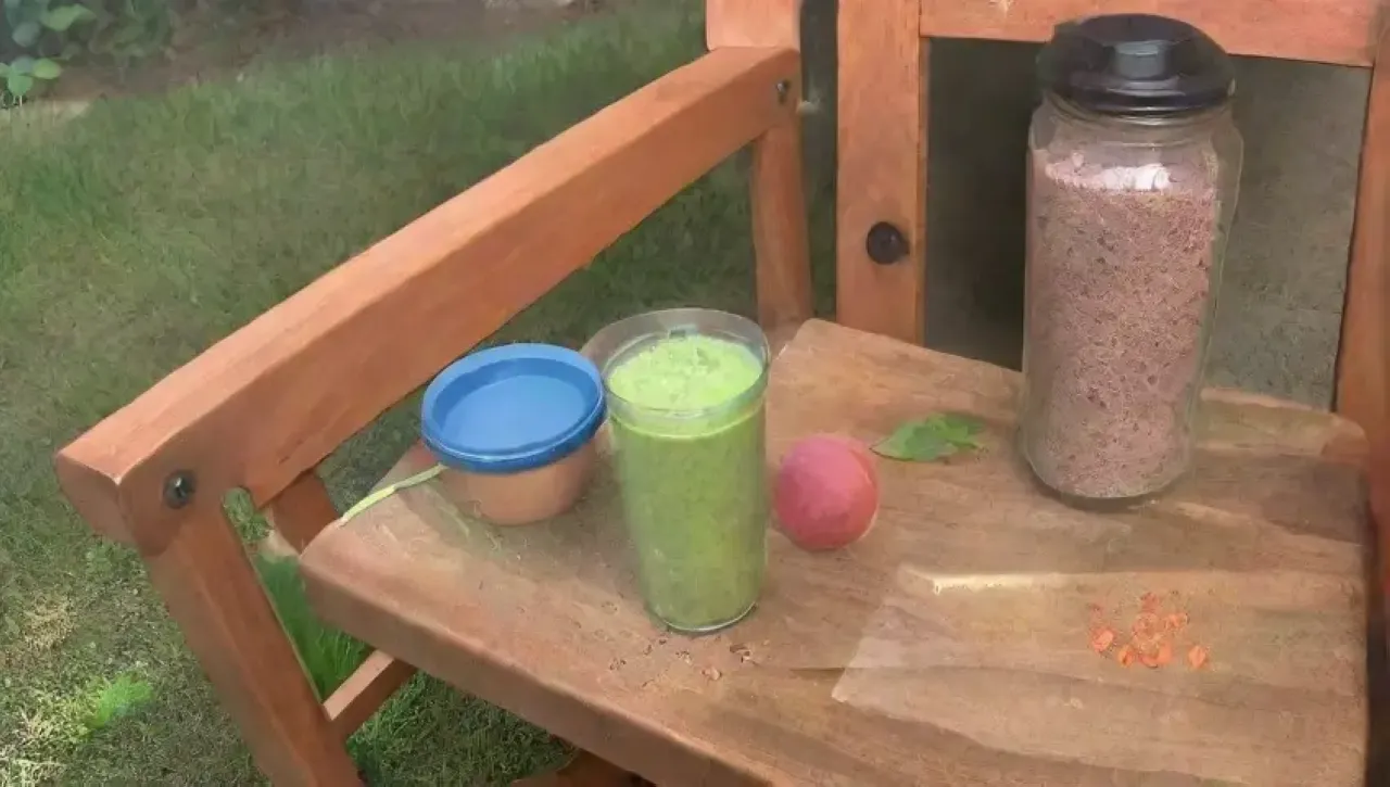 Un colorido desayuno con un smoothie de frutas frescas en un ambiente soleado