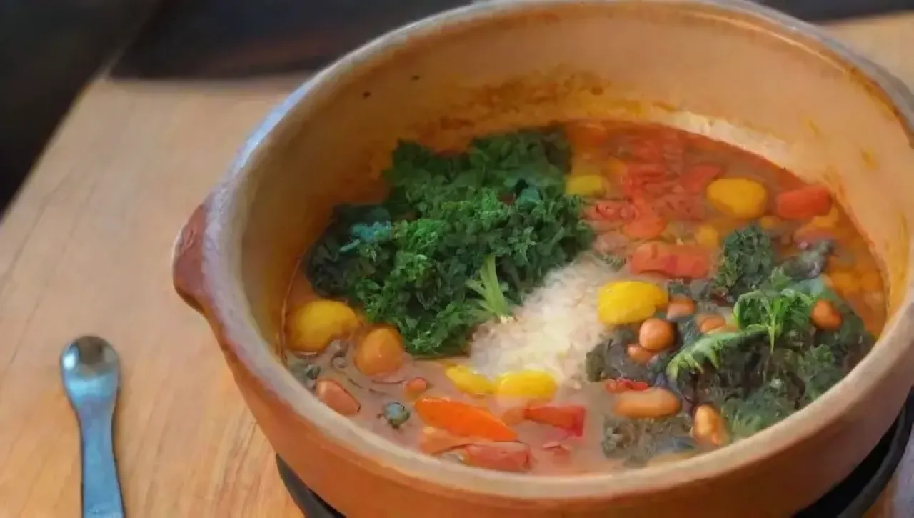 Un colorido y acogedor plato de verduras frescas y aromáticas listo para servir