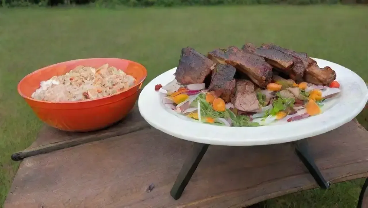 Una familia sonriente disfruta de una barbacoa al aire libre con costillas y guarniciones