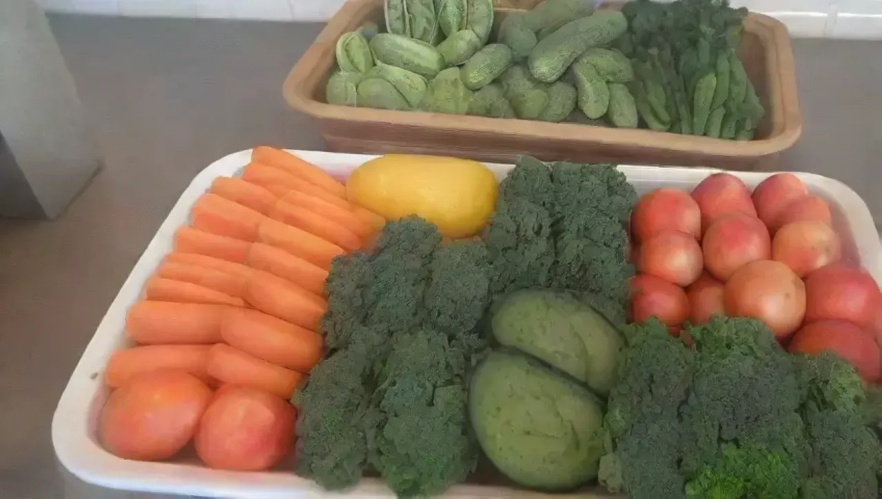 Una cocina vibrante y saludable llena de frutas y verduras frescas