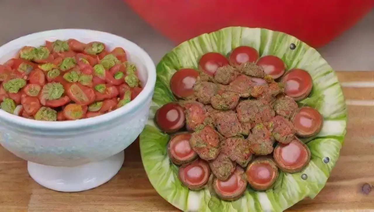 Una fiesta alegre con mini hamburguesas coloridas y sabrosas, decoraciones festivas y risas