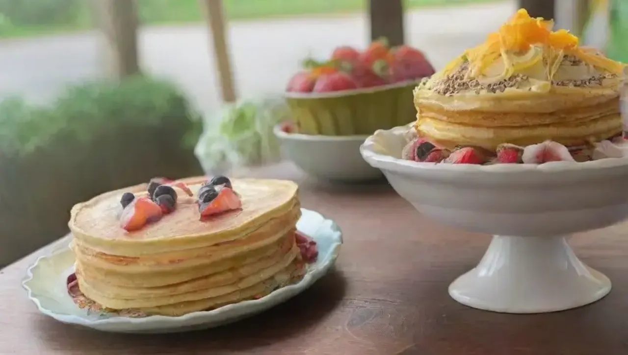 Un festín colorido y acogedor con deliciosos platillos y un ambiente alegre