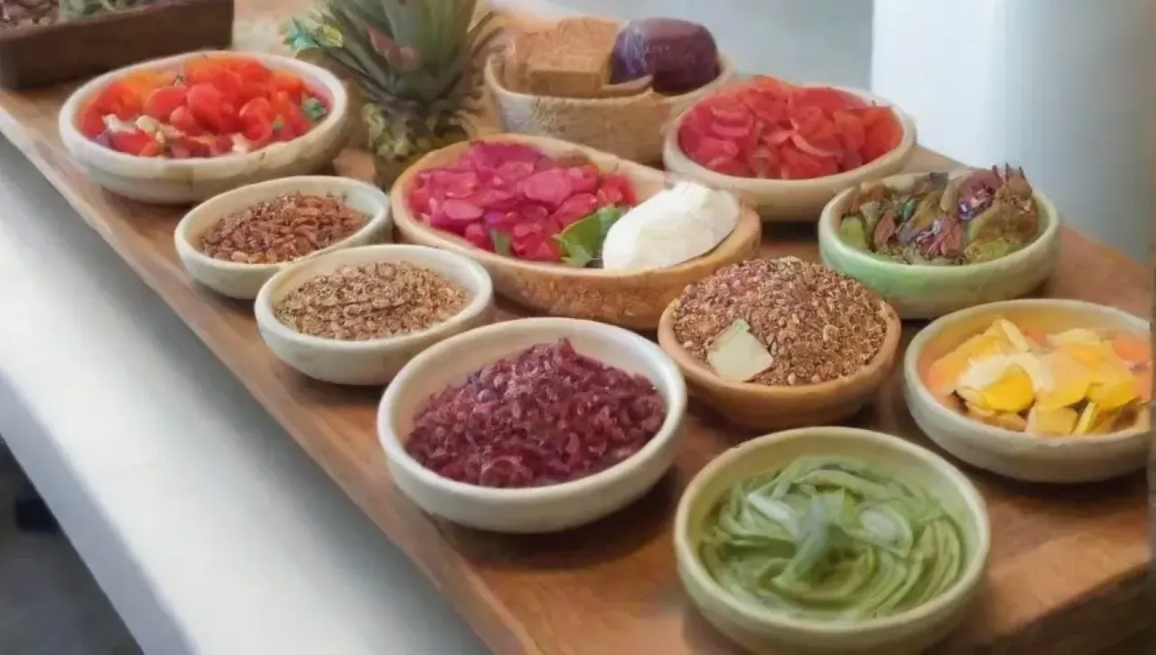 Un ambiente acogedor y vibrante con comida colorida y un servicio alegre