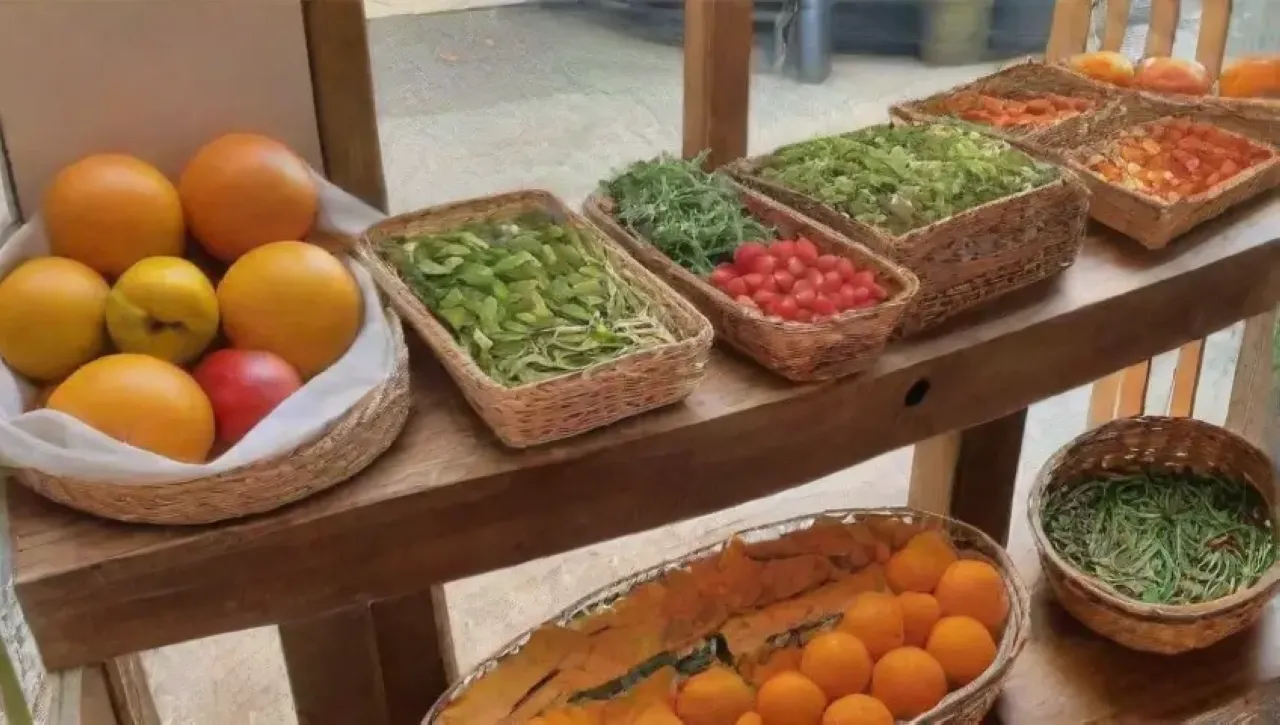 Un festín de verduras, frutas y sabores frescos en un ambiente acogedor y familiar