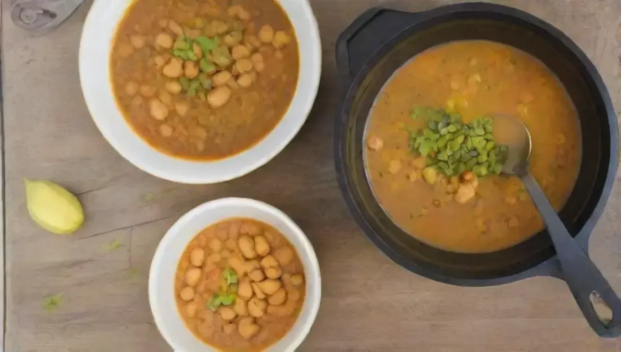 Sopa de cúrcuma con garbanzos, cilantro, ajo, cebolla, comino y especias, en un ambiente acogedor