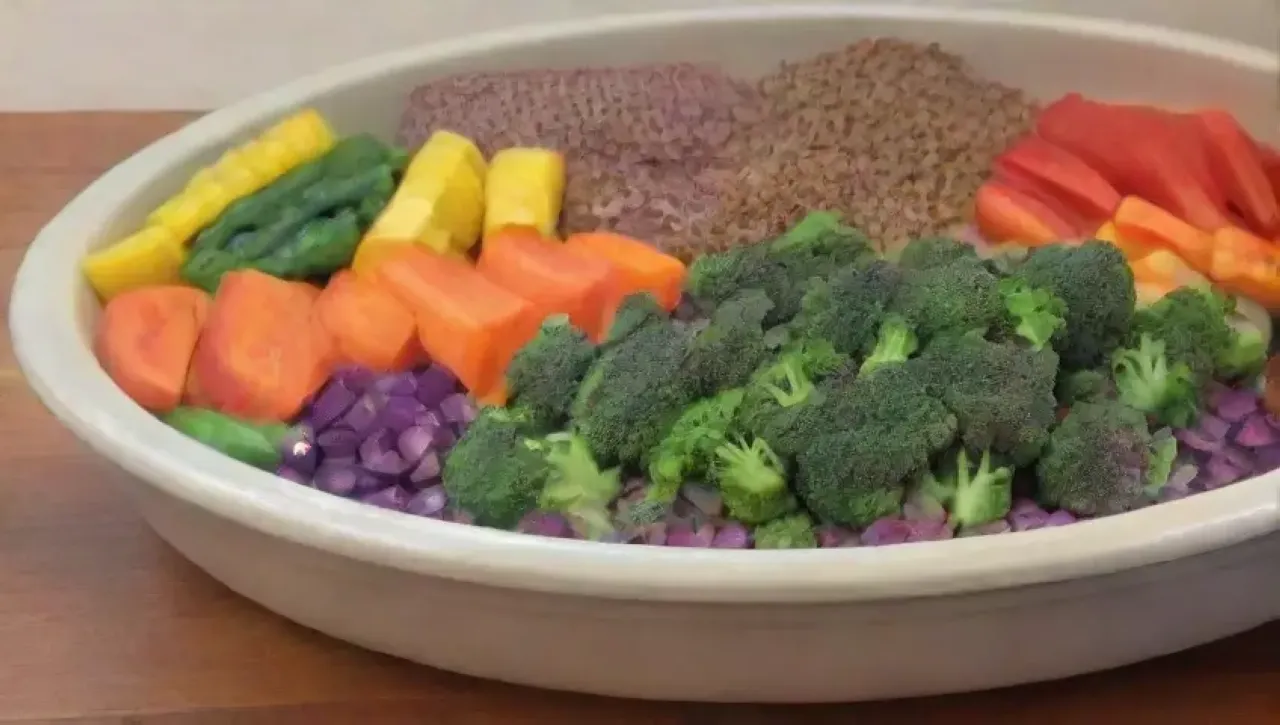 Un plato colorido y saludable de verduras al vapor y quinoa en un ambiente acogedor