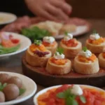 Aperitivos coloridos y elegantes con sabores diversos para reuniones alegres