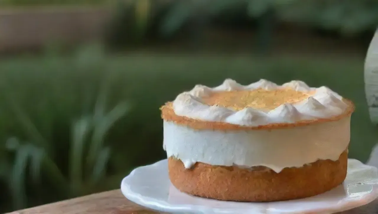Un delicioso pastel de coco en un ambiente acogedor y nostálgico