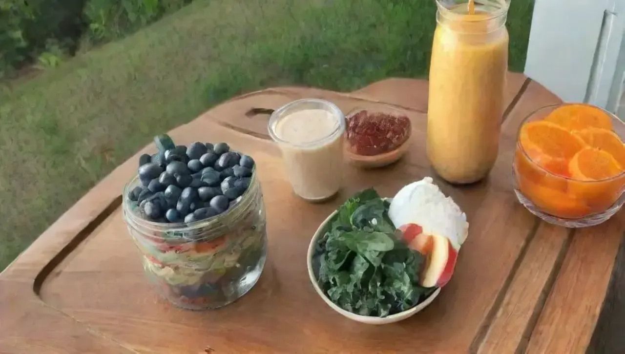 Una colorida y fresca escena de ingredientes saludables y smoothies en una cocina iluminada