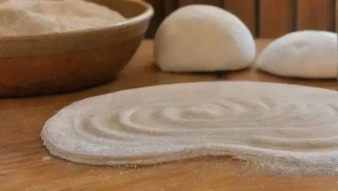 Una familia disfruta del pan recién horneado en una cálida cocina