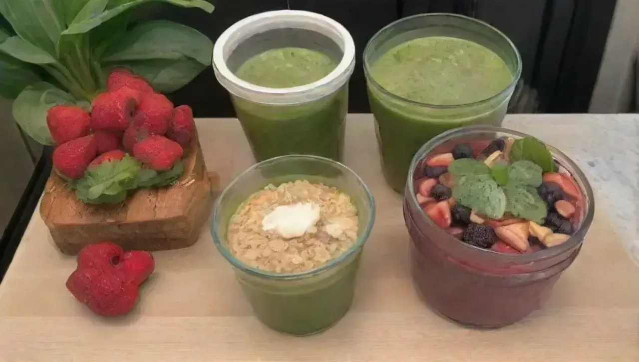 Un colorido tazón de smoothie saludable en una cocina soleada