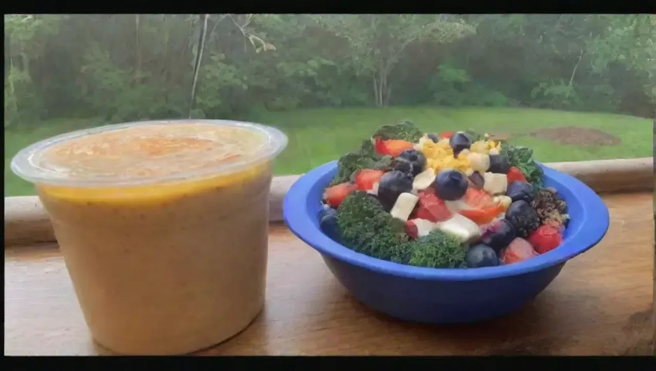 Un colorido y saludable desayuno con smoothies, frutas frescas y un ambiente acogedor